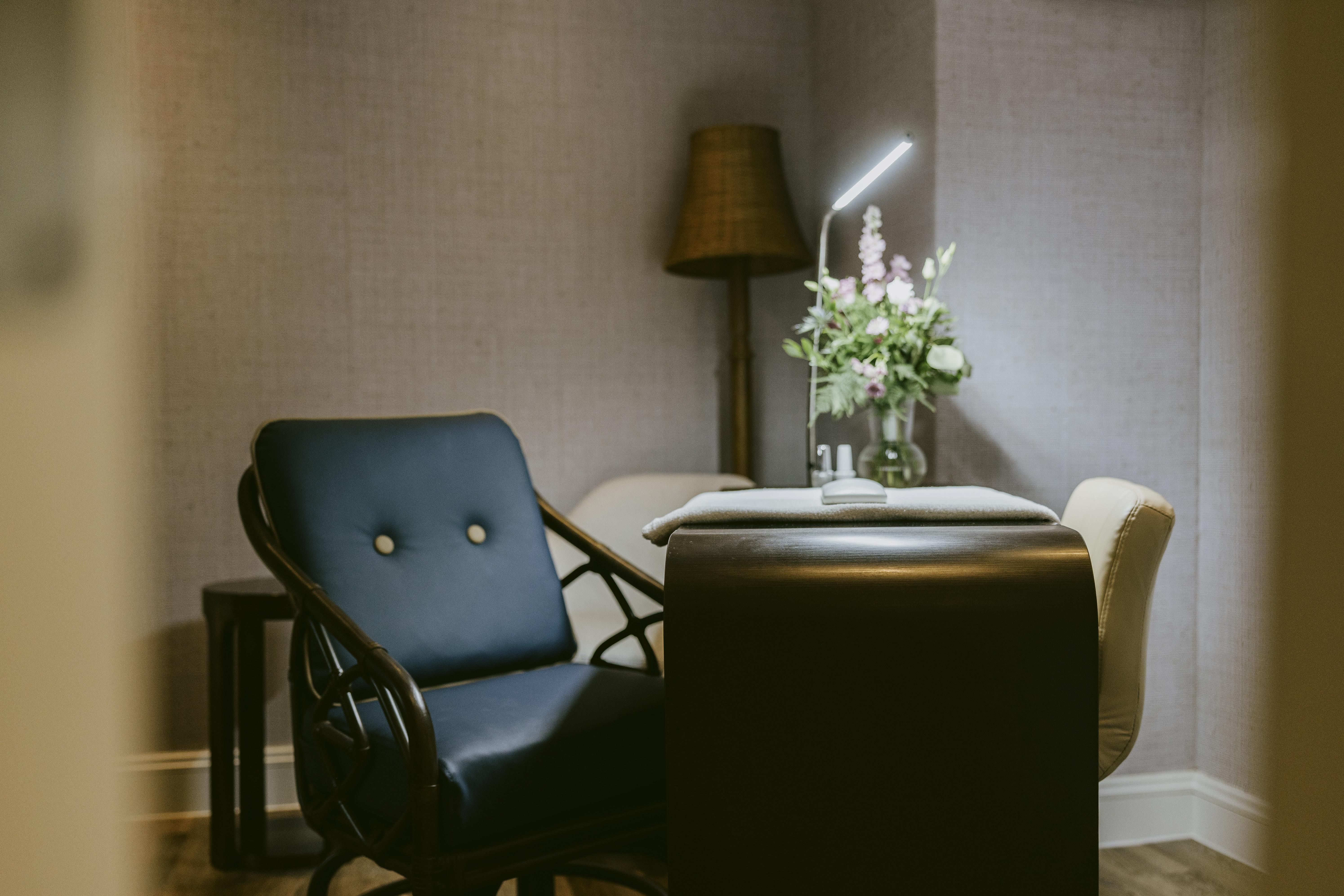 Marine Troon Hotel Luaran gambar A manicure table